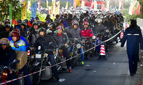 Motorcyclists line up at a gas station in Foshan, Guangdong province, on Thursday.Liao Xueming / For China Daily 