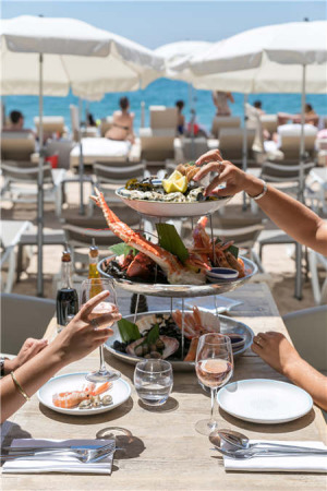 Seafood at a beachside restaurant in Cannes.  Photo by Herve Fabre/Provided to China Daily