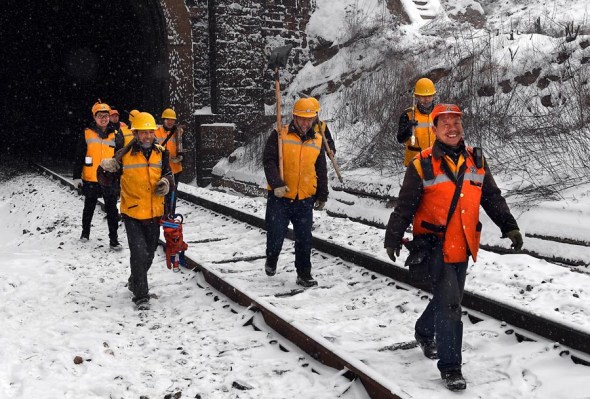 The 'railroad icemen' are a group of people who are vital for the safety of the railways. (Photo/Xinhua)