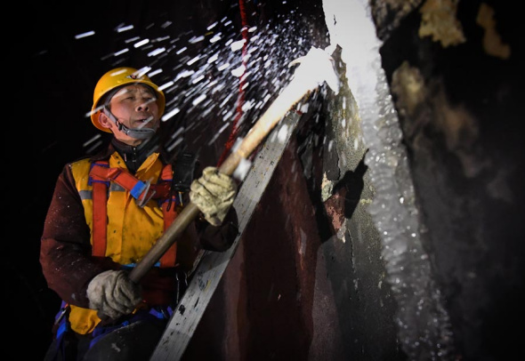 The 'railroad icemen' are a group of people who are vital for the safety of the railways. (Photo/Xinhua)