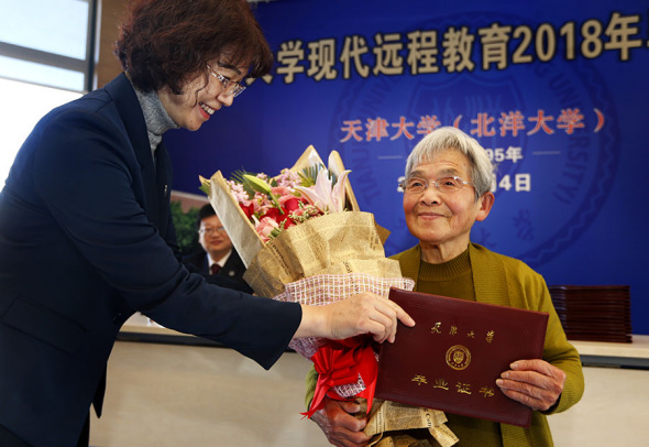 Xue Minxiu, 81, receives her bachelor's degree in e-commerce at Tianjin University on Sunday. Her quest for a degree began in 1957. (JIANG BAOCHENG/FOR CHINA DAILY)