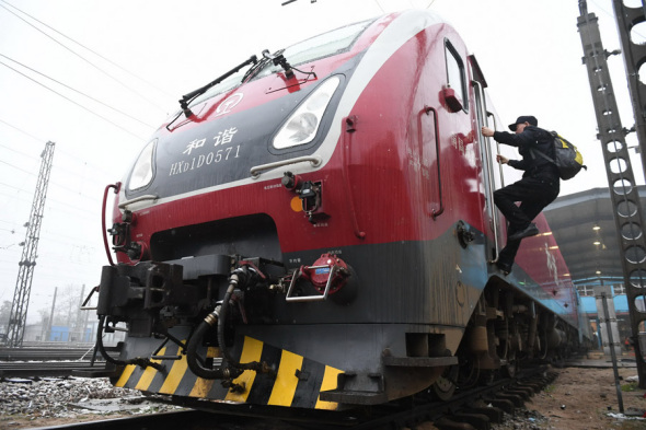 Yu Xiangyang checks a locomotive on Jan 31, 2018. (Photo/Xinhua)