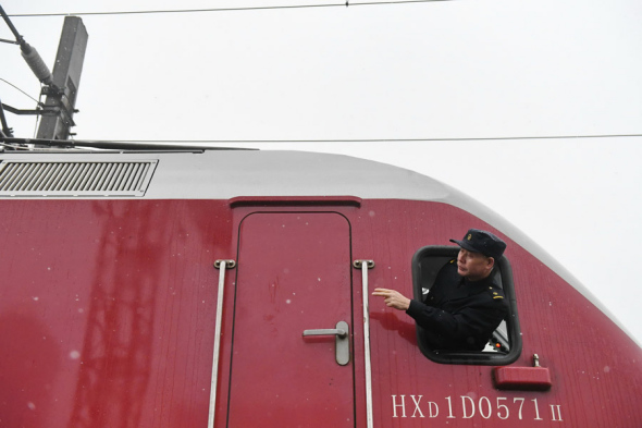 Yu Xiangyang checks a locomotive on Jan 31, 2018. (Photo/Xinhua)