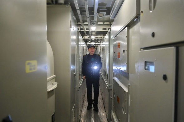 Yu Xiangyang checks a locomotive on Jan 31, 2018. (Photo/Xinhua)