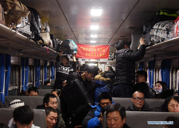 Passengers are seen on a train to Chongqing at Beijing Railway Station in Beijing, capital of China, Feb. 1, 2018.  (Xinhua/Zhang Chenlin)