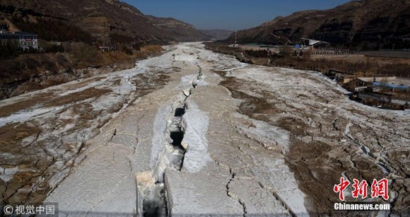 Photo taken on Feb. 3 shows Hukou waterfalls is covered by thick ice. (Photo/VCG)
