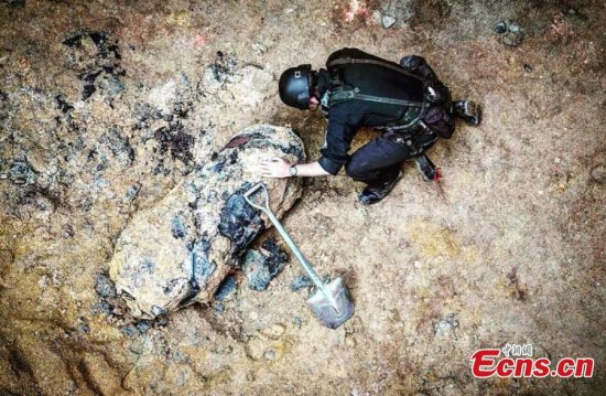 Photo provided by Hong Kong police shows a World War II-era bomb discovered during construction work near the Hong Kong Convention Center, Jan. 27, 2018. (Photo provided to China News Service)