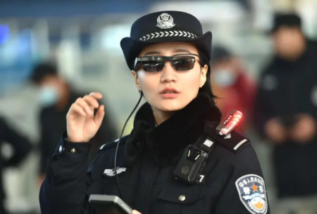 A police officer matches travellers' identity information with a police data base at the Zhengzhou East Railway Station on February 5, 2018. (Photo/people.com.cn)