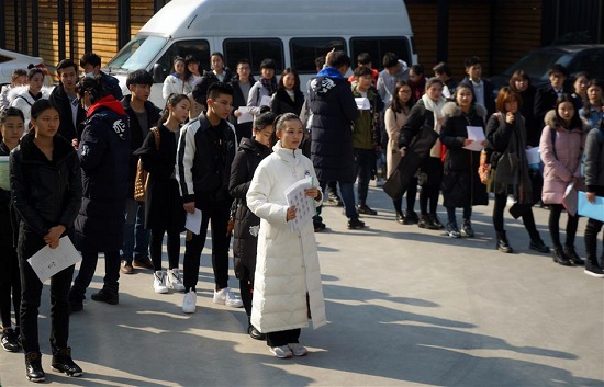 Star hopefuls lined up for last year's entrance exam at the Shanghai Theater Academy. (Jiang Xiaowei/SHINE)