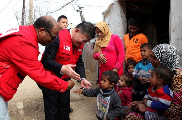 Chen Zhu, vice-president of the International Federation of Red Cross and Red Crescent Societies, visits a refugee camp in Lebanon on Sunday. Chen said the IFRC will continue to provide assistance to refugees, who he said are in urgent need of help. (Photo/Xinhua)