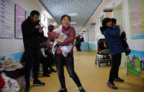Parents bring their children to see their general practitioners at Xiluoyuan Community Health Service Center in Fengtai district, Beijing. WANG ZHUANGFEI/CHINA DAILY