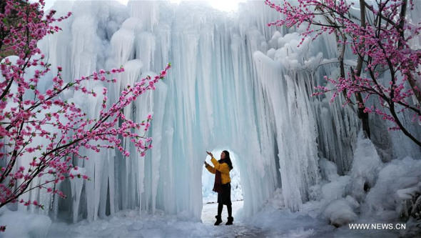 A tourist views the frozen waterfall in Mimishui scenic spot in Pingshan county of Shijiazhuang, capital of North China's Hebei province, Dec 21, 2017. (Photo/Xinhua)