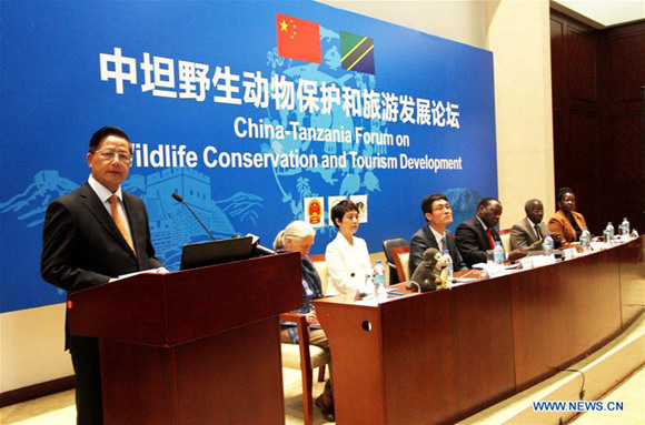 Hu Zhengyue (1st L), vice president of China Public Diplomacy Association, speaks at the China-Tanzania Forum on Wildlife Conservation and Tourism Development in Dar es Salaam, Tanzania, Feb. 6, 2018. (Photo/Xinhua)