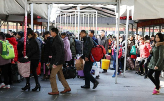 People queue up to enter Guangzhou Railway Station on February 3, 2018. [Photo: China Plus/Li Xiang]