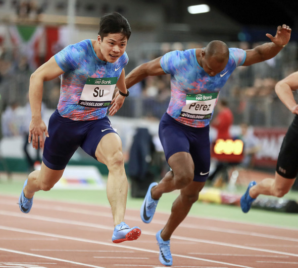 China's Su Bingtian sprints to gold in the men's 60m final at an IAAF World Indoor Tour meet in Dusseldorf, Germany, on Tuesday. Su clocked 6.43 seconds to break his own Asian record, which he set on Saturday in Karlsruhe, Germany. (Photo/Xinhua)