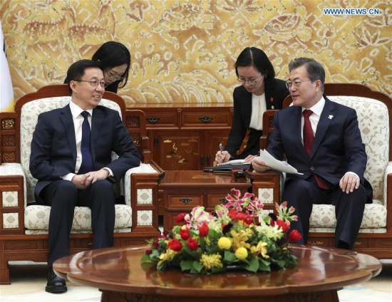 Chinese President Xi Jinping's special envoy Han Zheng (L), who is also a member of the Standing Committee of the Political Bureau of the Communist Party of China Central Committee, meets with South Korean President Moon Jae-in in Seoul, South Korea, Feb. 8, 2018. (Xinhua/Pang Xinglei)