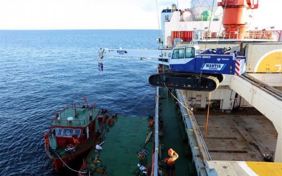  Members of China's 34th Antarctic expedition lift a crane from China's research ice-breaker Xuelong to a barge on Jan. 16, 2018. (Photo/Xinhua)