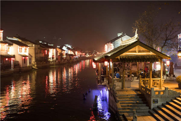 A night scene of the water town Wuxi that has witnessed a great improvement in water quality since the establishment of a water-protection system 10 years ago. (Photo by Gao Erqiang/China Daily)
