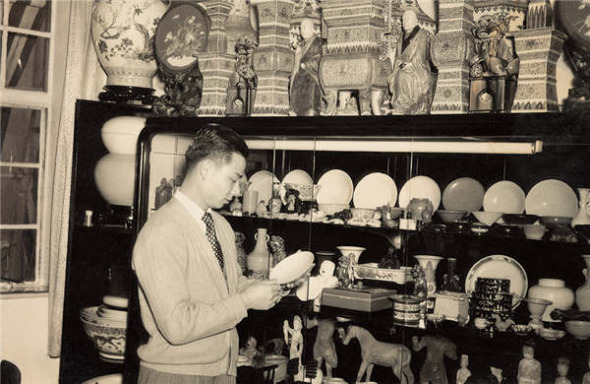Robert Chang works in an antiques shop in Hong Kong in the 1960s. (Photo provided to China Daily)