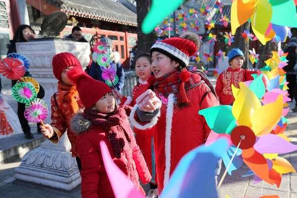 Children holding pinwheels celebrate the beginning of spring. (Photo by Wang Zhuangfei/China Daily)
