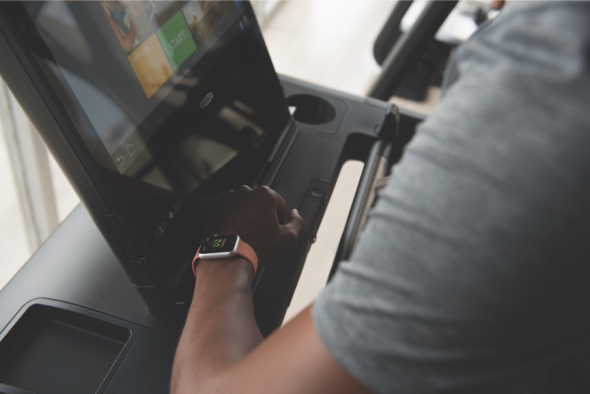 A consumer wears an Apple Watch at a gymnasium in Beijing on Feb 8, 2018. (Photo provided to chinadaily.com.cn)