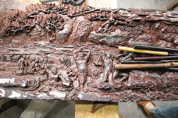 The large carving work, Yu Gong Yi Shan, by Hu Xianmin. (Photo provided to China Daily)