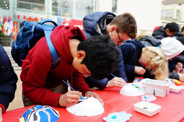 Foreign students learn to paint Peking Opera facial masks in a celebration at Shanghai Community International School. (Jiang Xiaowei/SHINE)