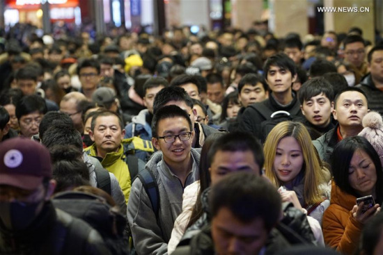 assengers wait in queue to check in at the Beijing Railway Station in Beijing, capital of China, Feb. 9, 2018. (Xinhua/Xing Guangli)