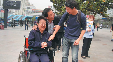 Jiang Jingwei shows his parents Xia Zhanhai and Liang Qiaoying around Shanghai. (Photo provided to China Daily)