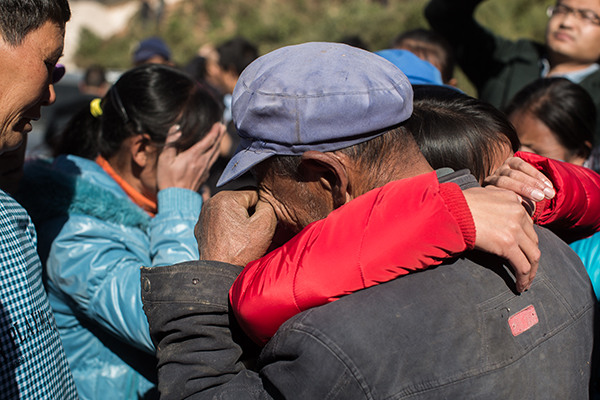 Qian Renfeng hugs her father following a court ruling that overturned her flawed conviction for poisoning children. She had served 13 years in prison by the time she was freed in 2015. (Photo provided to China Daily)