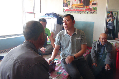 Xie Liang talks with residents in Alingchao village in Qahar Right Wing Middle Banner, Inner Mongolia autonomous region. (Photo provided to China Daily)