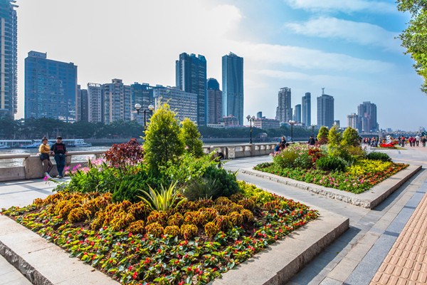 Flower beds bring color to a walkway beside the Pearl River. (Photo provided to China Daily)