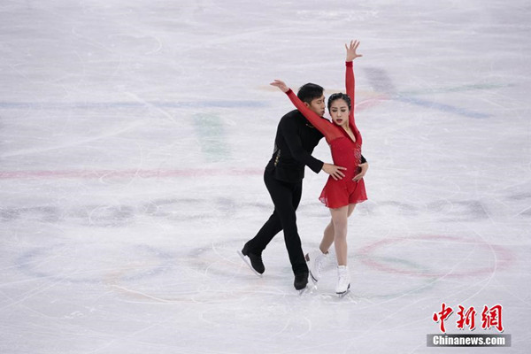 China's Sui Wenjing and China's Han Cong compete in the figure skating pairs during the Pyeongchang 2018 Winter Olympic Games at the Gangneung Ice Arena in Gangneung on February 15, 2018. (Photo: China News Service/Cui Nan)