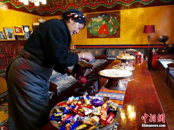 A Tibetan lady prepares for celebration of the Tibetan New Year in Lhasa, Tibet on Feb. 14 (Photo: China News Service/Zhao Yan)