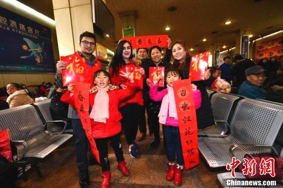 Foreign volunteers are at Xi'an railway station. (Photo/Chinanews.com)