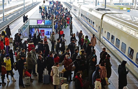Passengers wait for a train at the Shenyang North Railway Station in Shenyang, capital of northeast China's Liaoning Province, Feb. 21, 2018. On the last day of the Spring Festival holiday, China greets a travel peak for returning to workplace. (Xinhua/Yang Qing)