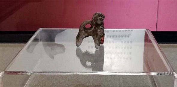 A piece of relic in the shape of dog is on display at the Heilongjiang Provincial Museum in Harbin, Heilongjiang province. (Photo provided to chinadaily.com.cn)