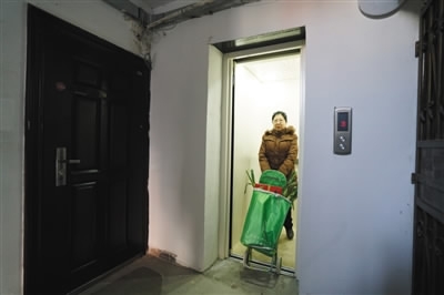 An elevator added to an old apartment building in Beijing's Daxing dIstrict. /Beijing News Photo‍