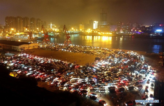 Vehicles wait for ferry service at Xiuying port in Haikou, capital of south China's Hainan Province, Feb. 21, 2018.(Xinhua/Zhao Yingquan)