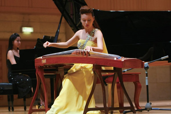 Ji performs with her guzheng ensemble at the Beijing Concert Hall in 2013.(Photo provided to China Daily)