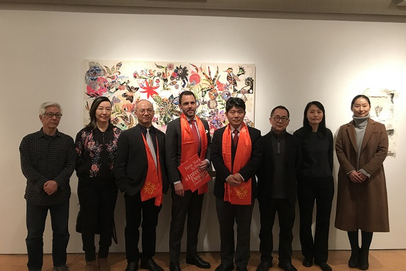 David Sprouts (fourth from left), president of New York School of Interior Design (NYSID), Qian Zhijian (thrid from left), assistant professor of art history at City University of New York and Li Liyan (fourth from right), cultural counselor at the Chinese Consulate General in New York pose in front of Song Xi's (second from left) work Life in Full Bloom at the NYSID on Monday. (Provided to China Daily)
