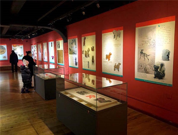 Visitors enjoy the dog-themed items at the Heilongjiang Provincial Museum in Harbin, Heilongjiang province. (Photo provided to chinadaily.com.cn)