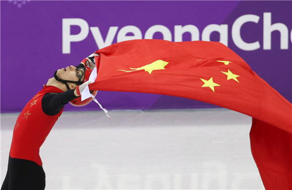 Wu Dajing celebrates victory after the men's 500-meter final of short-track speed skating at the 2018 Pyeongchang Winter Games in the Gangneung Ice Arena on Thursday. Wu claimed the gold medal and set a world record. (FENG YONGBIN/CHINA DAILY)