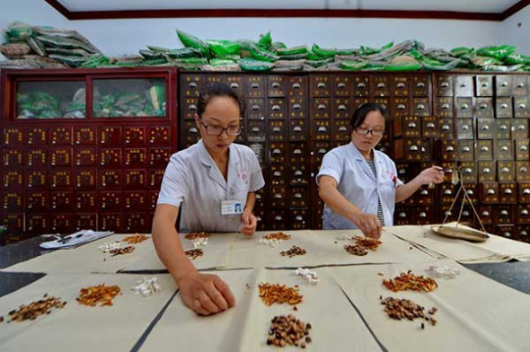 Built on more than 2,500 years of medical practice, the TCM contains various forms of treatment, including herbal medicine, acupuncture, massage, exercise and dietary therapy.(Photo/Xinhua)