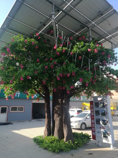 Solar panels are installed on top of an artificial tree in Xiongan New Area. (Photo provided to China Daily)