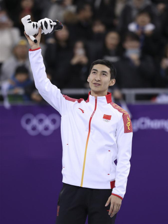 Wu Dajing of China celebrates during venue ceremony of men's 500m event of short track speed skating at the 2018 PyeongChang Winter Olympic Games at Gangneung Ice Arena, Gangneung, South Korea, Feb. 22, 2018. Wu Dajing claimed gold medal in a time of 0:39.584 and set new world record. (Xinhua/Han Yan)
