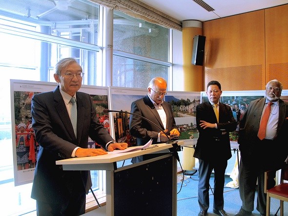 Chinese Ambassador to the EU Zhang Ming joined the Vice-President of European Parliament Dimitrios Papadimoulis, Chair of the China-EU Friendship Group of European Parliament Nirj Deva, European Parliament member Istvan Ujhelyi at a photo exhibition marking the 10th anniversary of the devastating earthquake in Wenchuan, Sichuan province on Thursday in the European Parliament building in Brussels. (Photo by Fu Jing/chinadaily.com.cn)