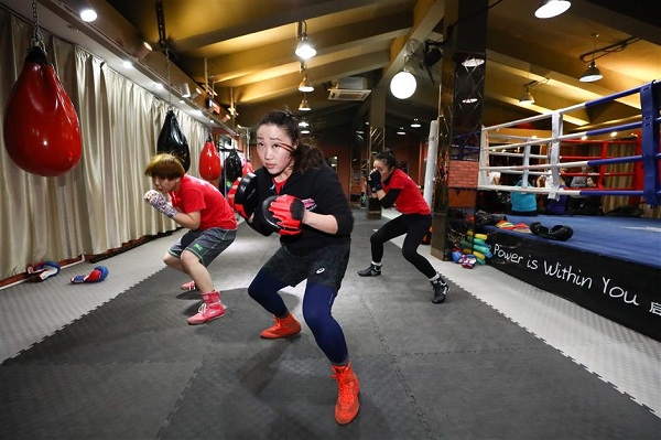Amateur boxers practice dodging at the Princess Womens Boxing Club in Shanghai.  (Jiang Xiaowei/SHINE)