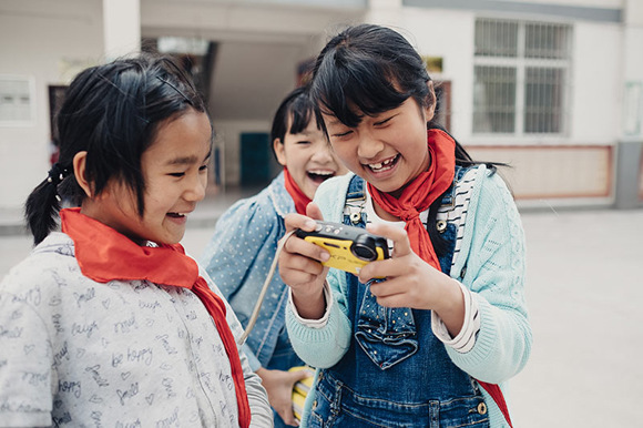 Children at Anding Primary School in Jingdong Yi autonomous county, Yunnan province. check their photos. Photo by Liu Yuyang/For China Daily