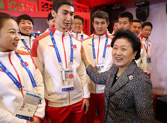 Vice-Premier Liu Yandong meets Chinese athlete Wu Dajing, who won the men's 500-meter short-track speed skating gold medal at the Winter Games in Pyeongchang, Republic of Korea, on Sunday. Liu, as the special representative of President Xi Jinping, was invited to the Winter Olympics closing ceremony and met some of the Chinese athletes. (Photo by Feng Yongbin/China Daily)
